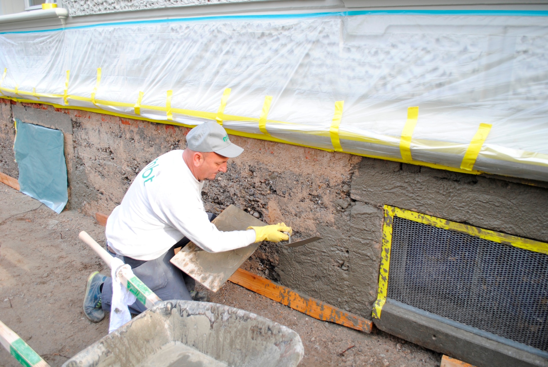 Kundenmaurer bei Betoninstandsetzungs-Arbeit